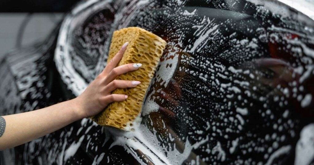 スポンジで洗車
