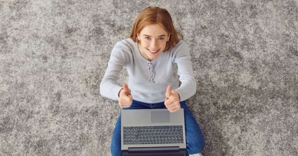 パソコンを使用している女性